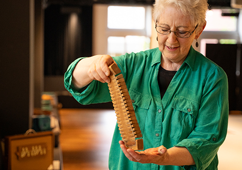 Shirley Salmon mit Instrument