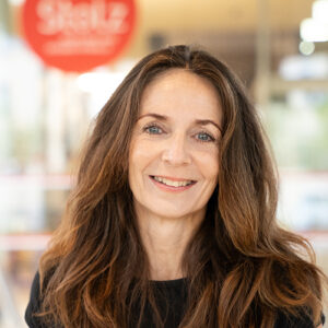 Portrait Gerlinde Andraschek, leitende Kuratorin und Assistentin des Intendanten, lächelnd in Kamera blickend