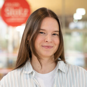 Portrait Katharina Ranftl, Pädagogik Salon Stolz, lächelnd in Kamera blickend