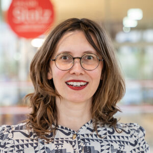 Portrait Katharina Wiesler-Prinz, Presse und Marketing, lächelnd in Kamera blickend