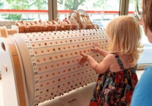 Kind spielt am Musicon
