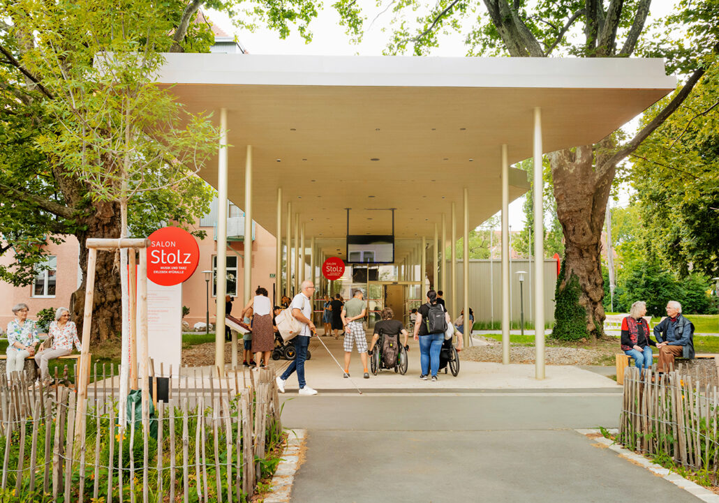 Salon Stolz Eingangsbereich mit Besucher*innen