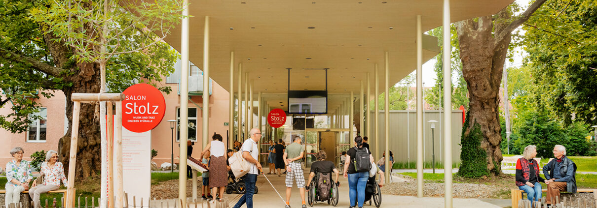 Salon Stolz Eingangsbereich mit Besucher*innen
