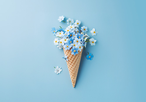 Eiswaffel mit Vergissmeinnicht Blüten