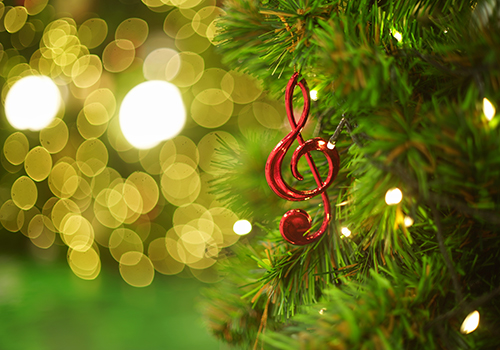 Weihnachtsbaum an dem ein Notenschlüssel hängt