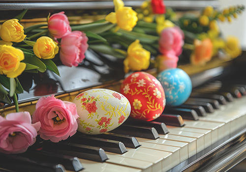 Klavier mit Ostereiern und Blumen