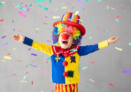 Kind in Clownsverkleidung