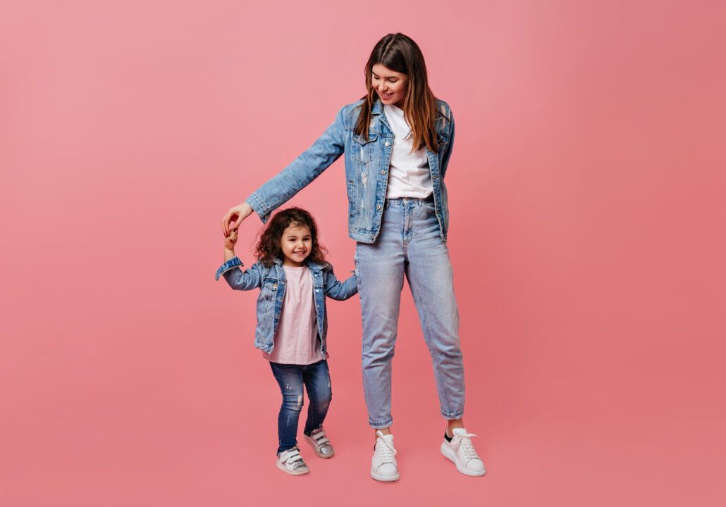 Mutter tanzt mit kleiner Tochter