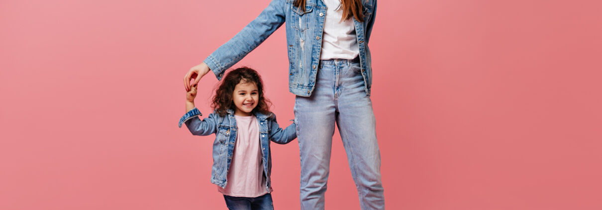 Mutter tanzt mit kleiner Tochter